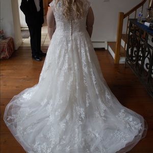 I am selling my ivory David’s bridal wedding dress . Worn once for 6 hours .